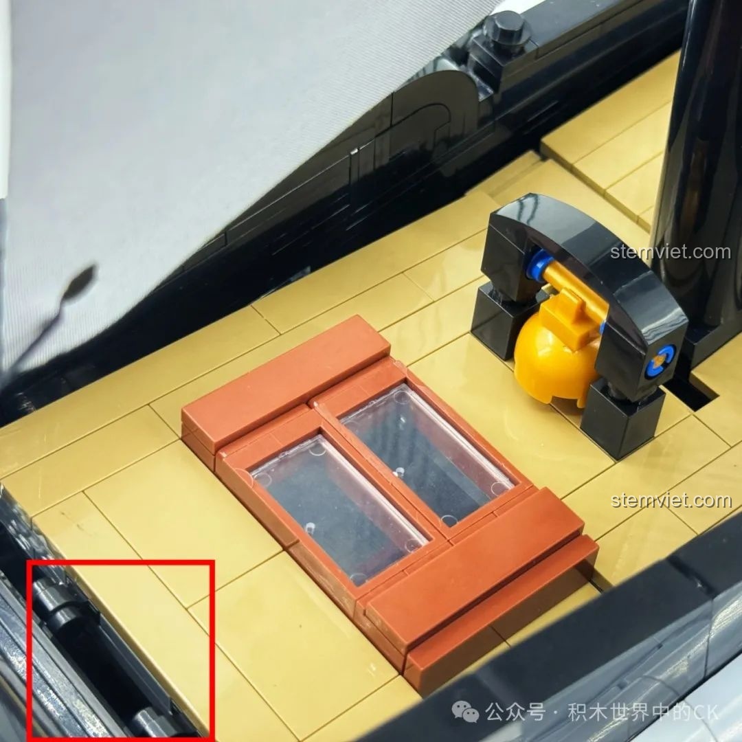 Minifigure cướp biển đang uống rượu trong cabin của mô hình BAKA 33305 Tàu Cướp Biển Đen.