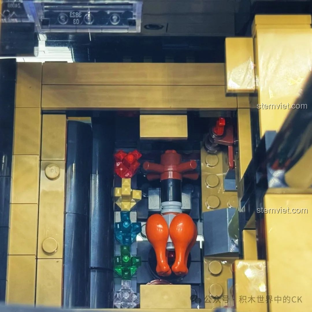 Minifigure Nami từ One Piece trên cột buồm của mô hình BAKA 33305 Tàu Cướp Biển Đen.