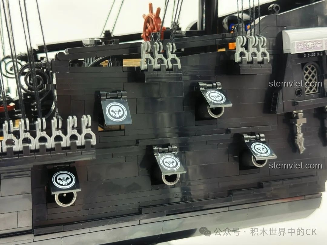 Nàng tiên cá bên cạnh thùng cua đỏ trên boong tàu BAKA 33305 Tàu Cướp Biển Đen.