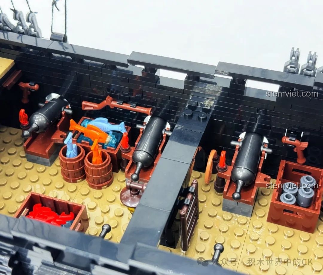 Mô hình nàng tiên cá được đặt trên boong tàu BAKA 33305 Tàu Cướp Biển Đen, tạo cảnh quan sinh động.