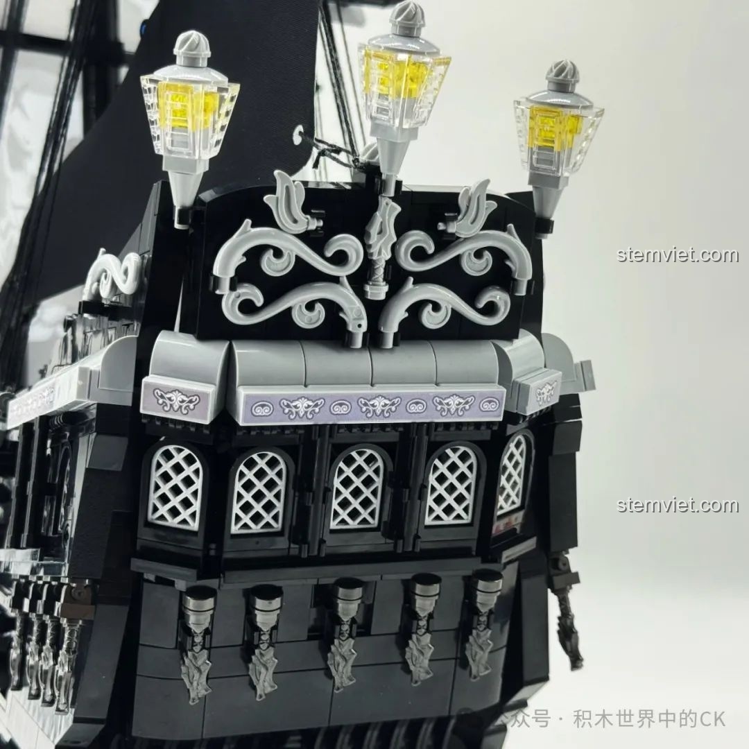 Một minifigure nhân vật anime trên boong tàu BAKA 33305 Tàu Cướp Biển Đen.