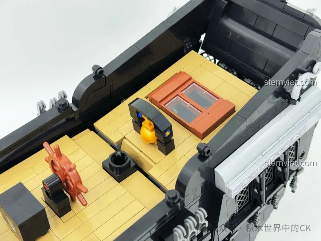 Một tấm thân tàu đã được gắn vào mô hình BAKA 33305 Tàu Cướp Biển Đen, cho thấy sự khớp nối.