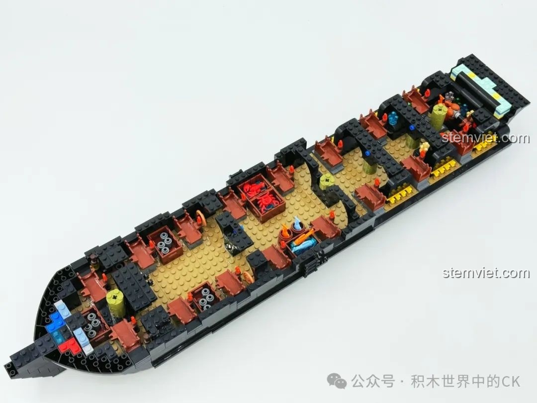 Toàn cảnh khoang tàu của bộ lắp ghép BAKA 33305 Mô hình Tàu Cướp Biển Đen, với nhiều chi tiết nội thất đã hoàn thiện.