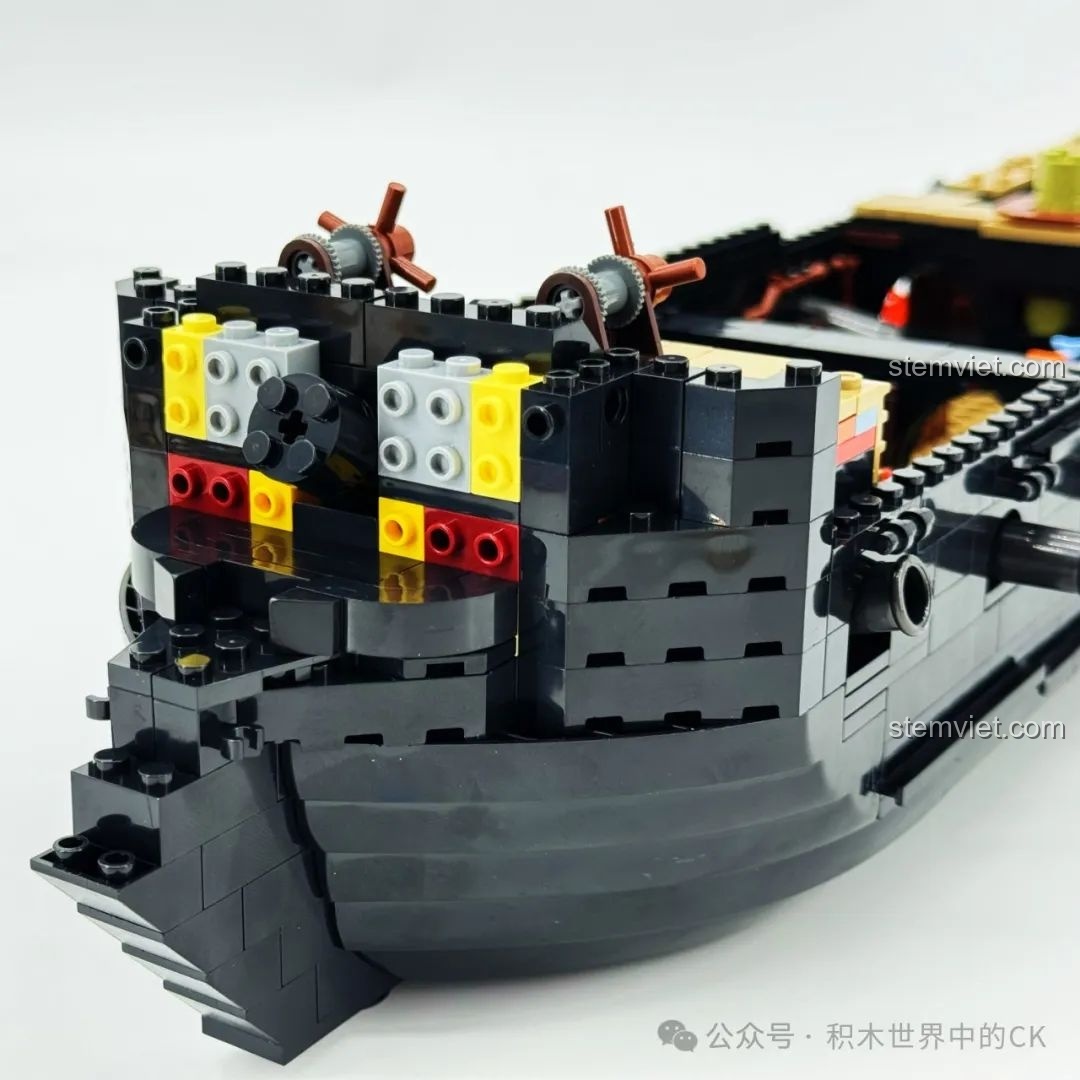 Quá trình xây dựng phần đuôi tàu từ bên ngoài của bộ BAKA 33305 Mô hình Tàu Cướp Biển Đen, với các mảnh ghép màu sắc.