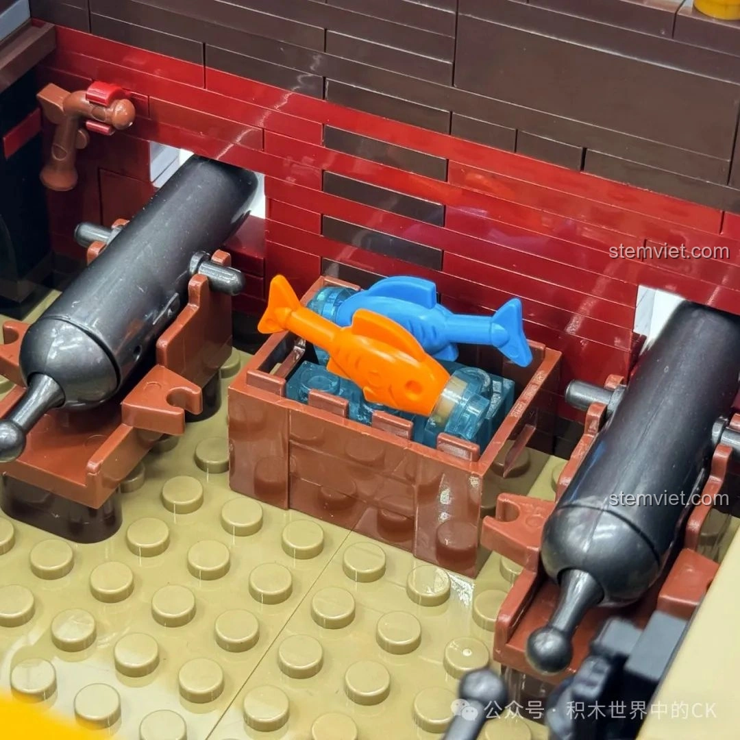 Bánh lái và các thùng gỗ trên boong của bộ đồ chơi mô hình Tàu Hải Tặc BAKA, chi tiết sống động.