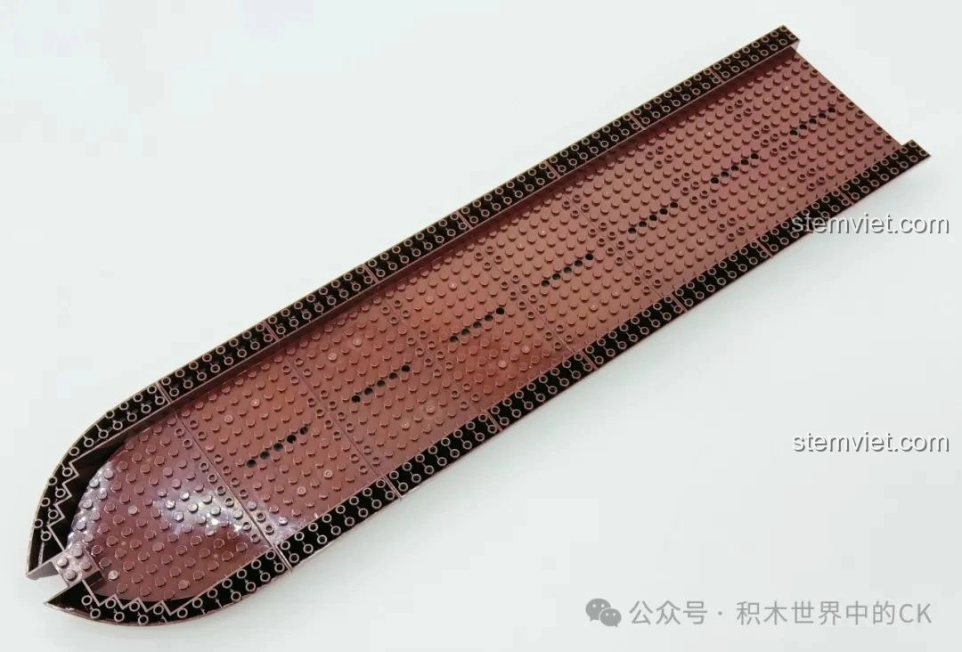 Bắt đầu lắp ráp phần thân của bộ xếp hình Tàu Cướp Biển Lớn 33306, nền tảng vững chắc.