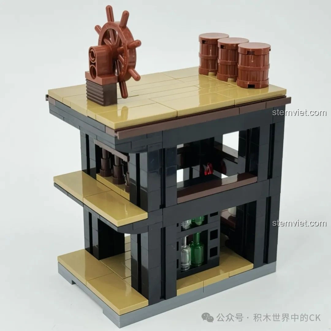 Phần cabin và bánh lái của bộ đồ chơi mô hình Tàu Hải Tặc BAKA33306, chi tiết chân thực.