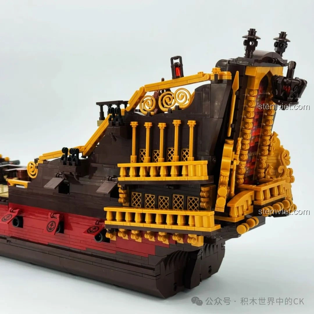 Góc nhìn cận cảnh đuôi tàu của bộ đồ chơi mô hình Tàu Hải Tặc BAKA, chi tiết vàng nổi bật.