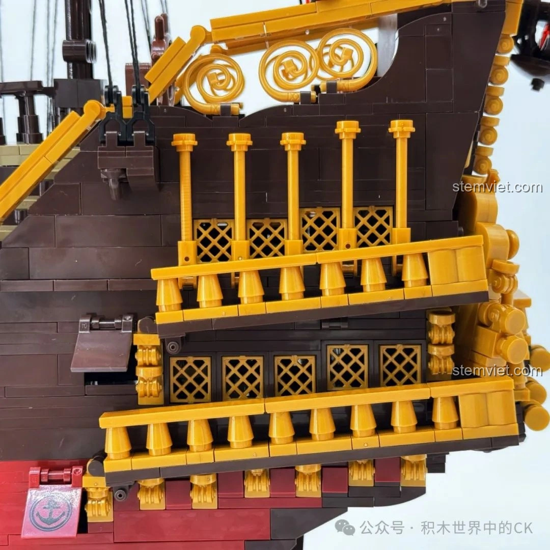 Cận cảnh các cánh buồm đỏ rực với họa tiết của bộ đồ chơi xây dựng Tàu Chiến Cướp Biển BAKA 33306.