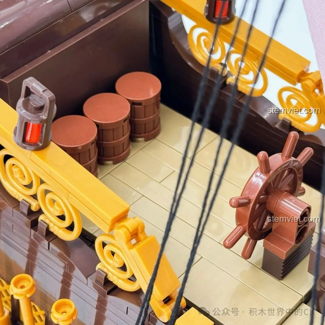 Cấu trúc bên dưới thân tàu của bộ lắp ghép Mô hình Tàu Hải Tặc BAKA33306, thiết kế vững chắc.