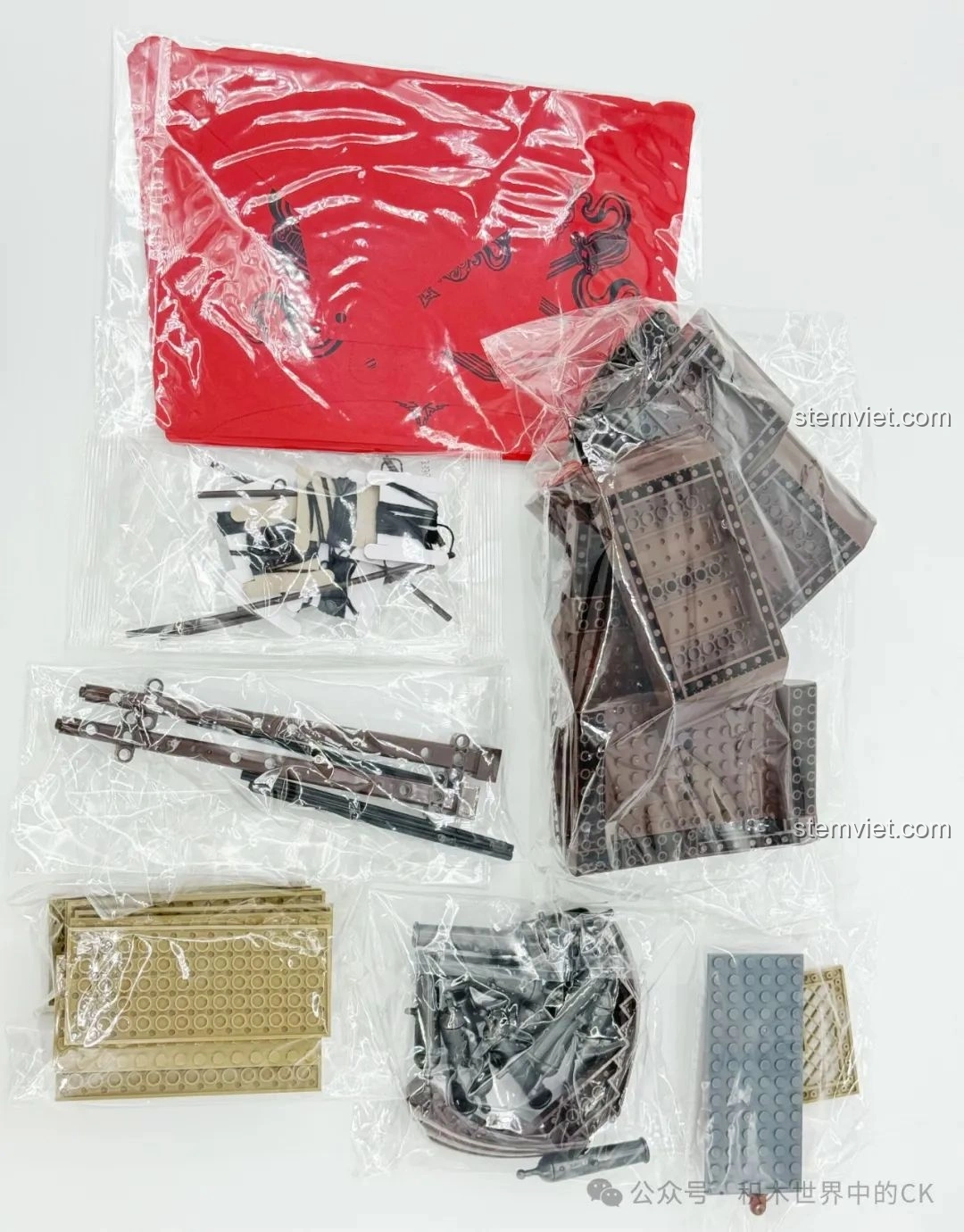 Các chi tiết đặc biệt như buồm vải và dây thừng trong bộ đồ chơi lắp ráp Thuyền Buồm Cổ Điển BAKA33306.