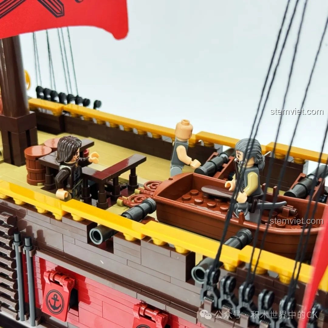 Góc nhìn cận cảnh các chi tiết trang trí ở đuôi tàu của bộ lắp ghép Mô hình Tàu Hải Tặc BAKA33306.