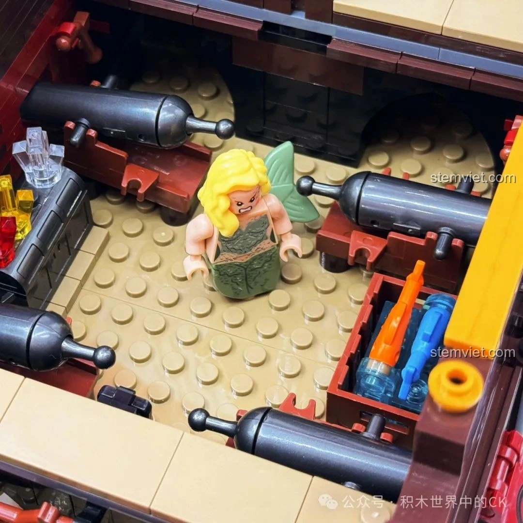 Góc nhìn cận cảnh các chi tiết trang trí ở mũi tàu của bộ đồ chơi xây dựng Tàu Chiến Cướp Biển BAKA 33306.