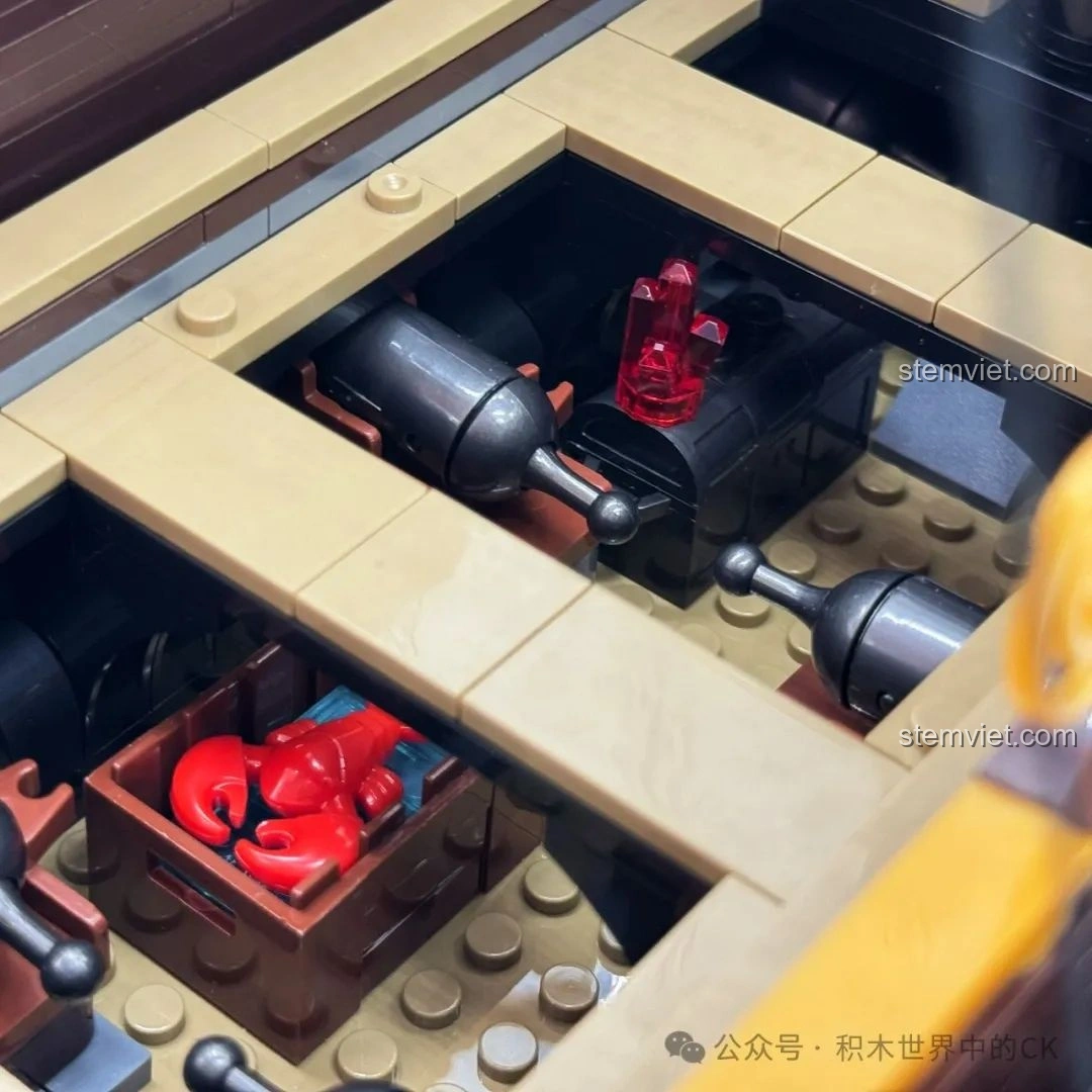 Góc nhìn cận cảnh các chi tiết trang trí ở đuôi tàu của bộ xếp hình Tàu Cướp Biển Lớn 33306.