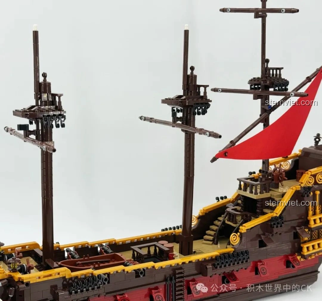 Các cột buồm của bộ đồ chơi xây dựng Tàu Chiến Cướp Biển BAKA 33306 đã được dựng lên.