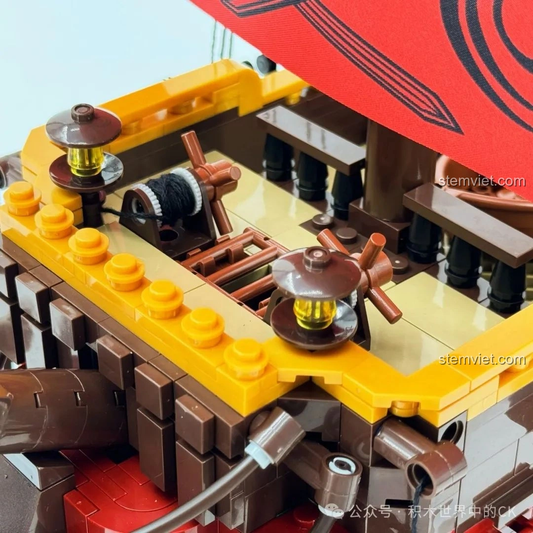 Cửa súng thần công có thể mở ra của bộ đồ chơi mô hình Tàu Hải Tặc BAKA, tính năng tương tác.