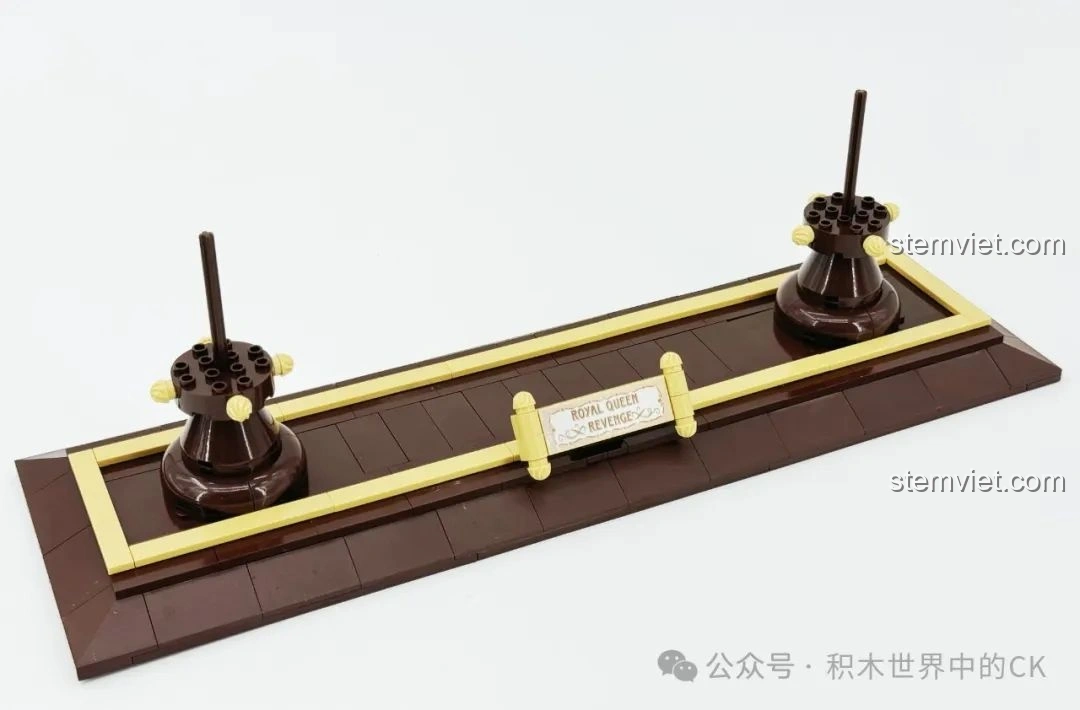 Đế trưng bày của mô hình Tàu Hải Tặc Nữ Hoàng Anne Báo Thù BAKA 33306, thiết kế chắc chắn.