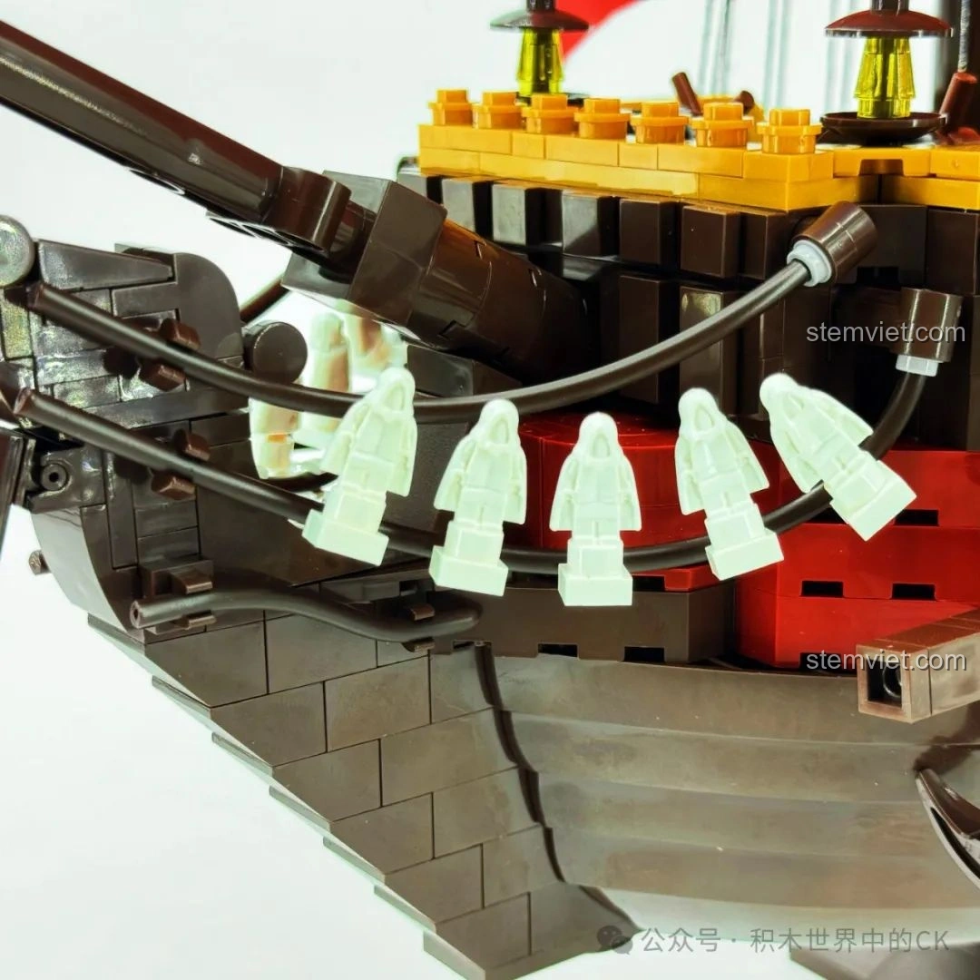 Chi tiết đèn lồng và bánh lái trên boong tàu của bộ xếp hình Tàu Cướp Biển Lớn 33306, sống động.