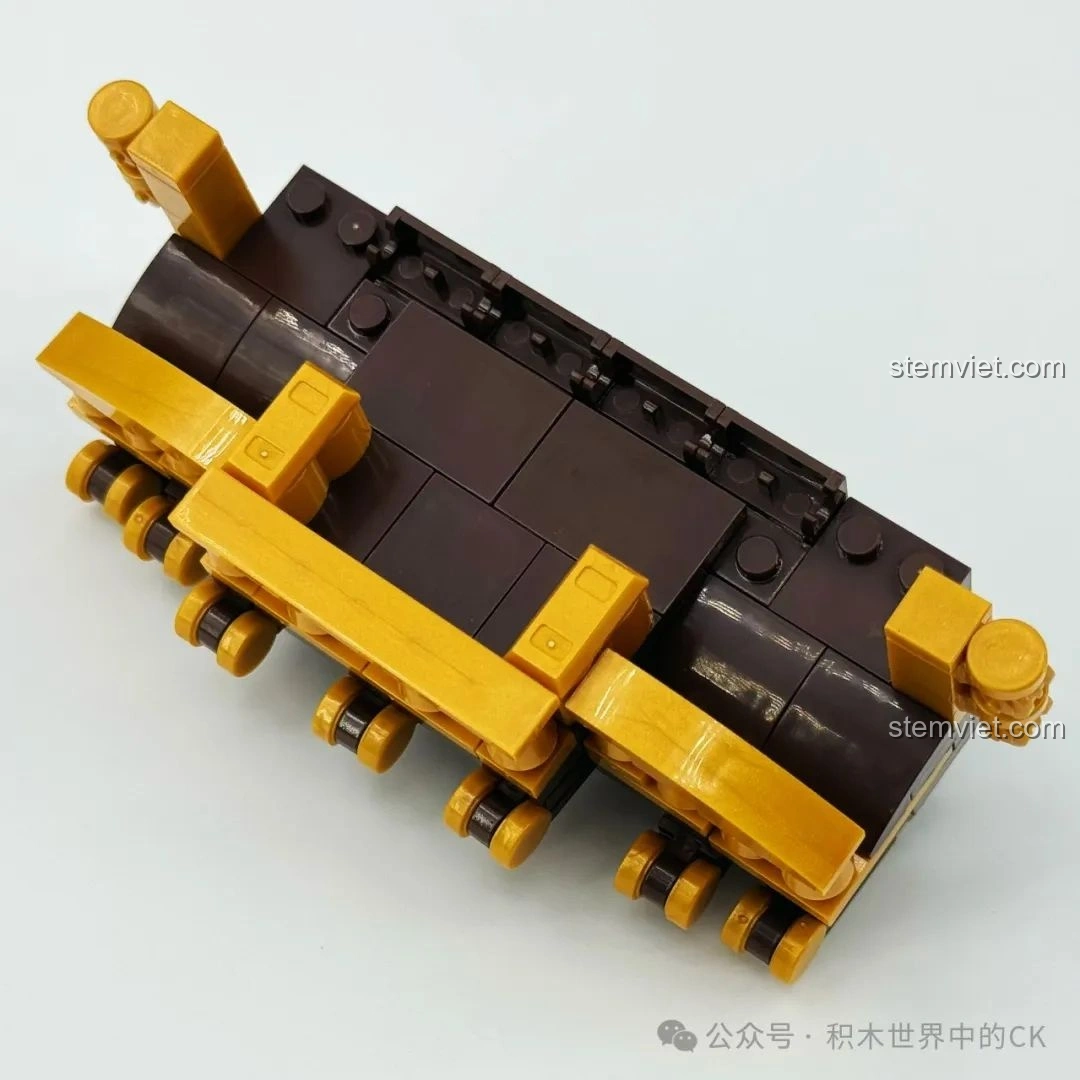 Chi tiết phần đuôi tàu của bộ lắp ghép Mô hình Tàu Hải Tặc 33306, màu sắc hài hòa.