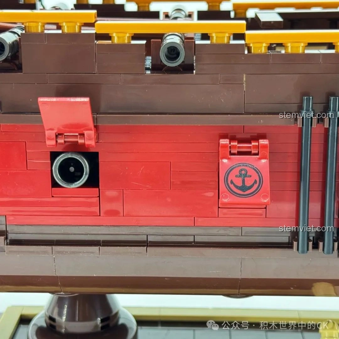 Hầm chứa đồ trên boong tàu của bộ xếp hình Tàu Cướp Biển Lớn 33306, chi tiết chân thực.