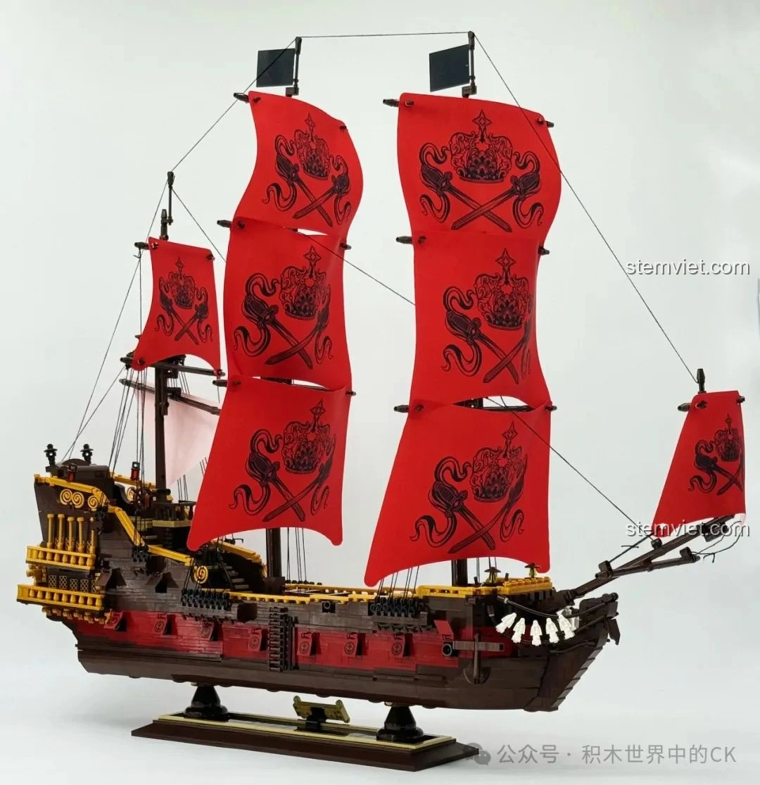 Cận cảnh họa tiết in trên cánh buồm của bộ xếp hình Tàu Hải Tặc Nữ Hoàng Anne Báo Thù BAKA 33306.