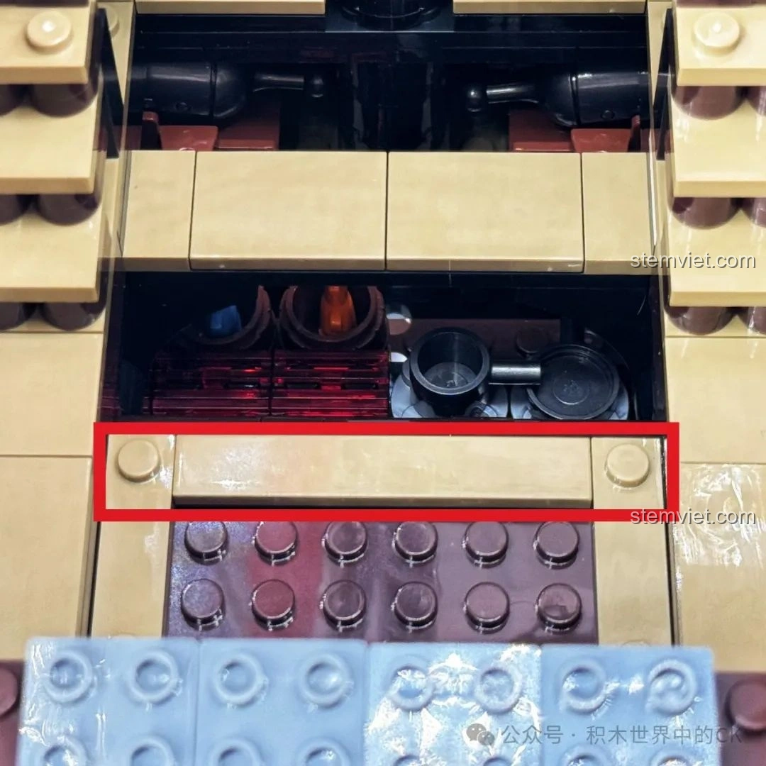 Kho báu với cá và vật phẩm khác trong bộ đồ chơi mô hình Tàu Hải Tặc BAKA, chi tiết thú vị.