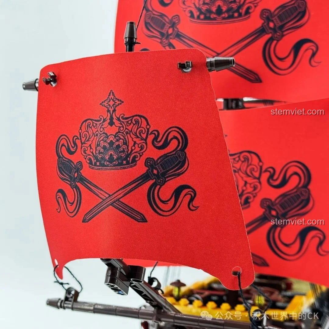 Cận cảnh khoang tàu với súng thần công và kho báu của bộ lắp ghép Mô hình Tàu Hải Tặc BAKA33306.