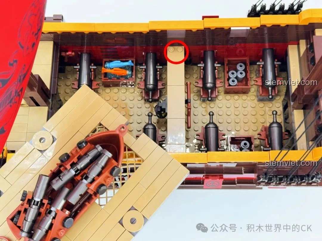 Chi tiết khoang chứa đồ ẩn dưới sàn tàu của bộ xếp hình Tàu Cướp Biển Lớn 33306, thiết kế thông minh.