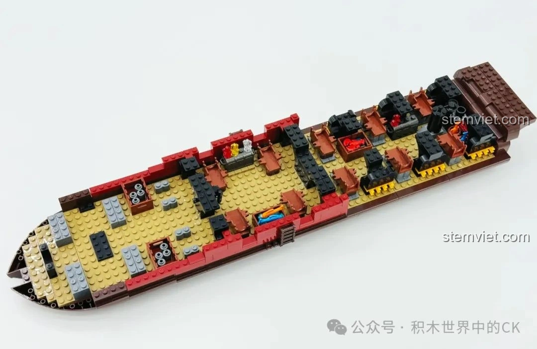 Khoang tàu của bộ đồ chơi xây dựng Tàu Chiến Cướp Biển BAKA 33306 đang được lắp ráp, chi tiết nội thất.