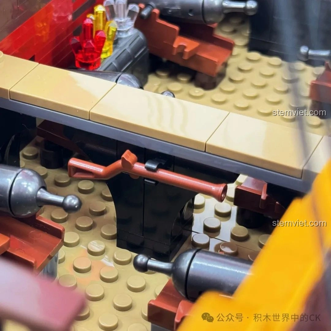 Khoang chứa tôm hùm và vật phẩm khác của bộ xếp hình Tàu Cướp Biển Lớn 33306, chi tiết độc đáo.