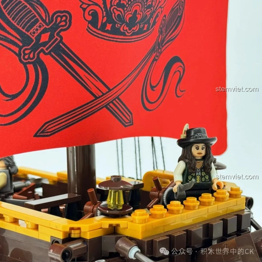 Minifigure Luffy từ One Piece trên cột buồm của bộ đồ chơi xây dựng Tàu Chiến Cướp Biển BAKA 33306.