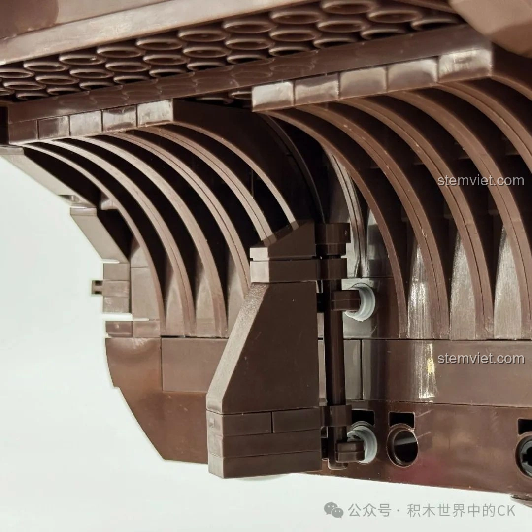 Minifigure thuyền trưởng điều khiển bánh lái của bộ xếp hình Tàu Cướp Biển Lớn 33306, chân thực.