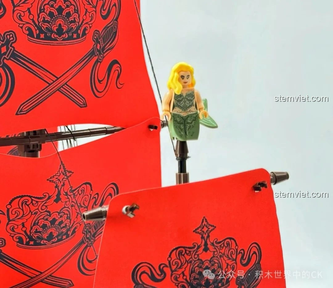 Minifigure nàng tiên cá trong khoang tàu của bộ xếp hình Tàu Cướp Biển Lớn 33306, chi tiết thú vị.