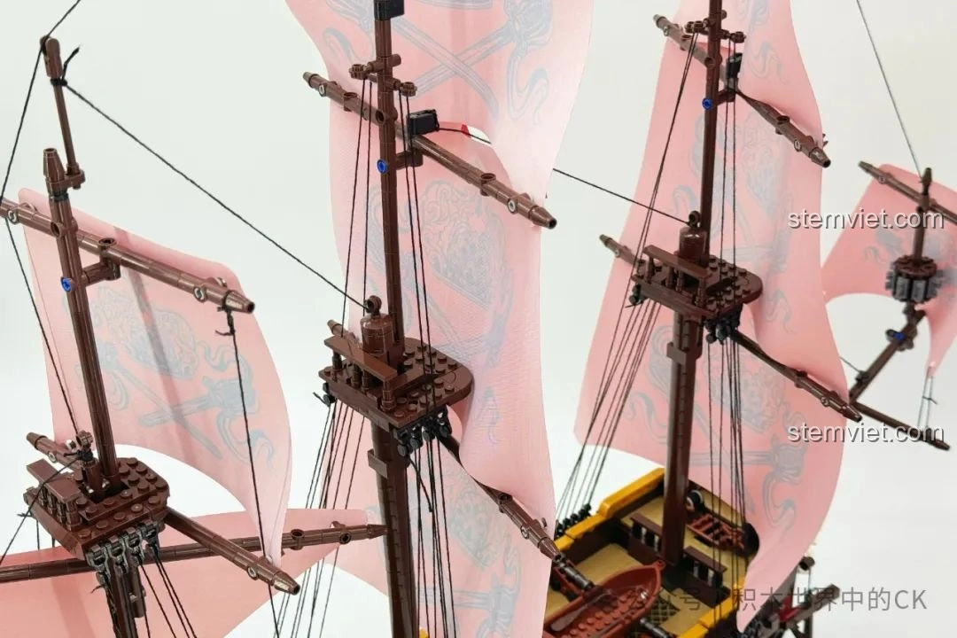 Minifigure cướp biển trên đỉnh cột buồm của bộ đồ chơi xây dựng Tàu Chiến Cướp Biển BAKA 33306.