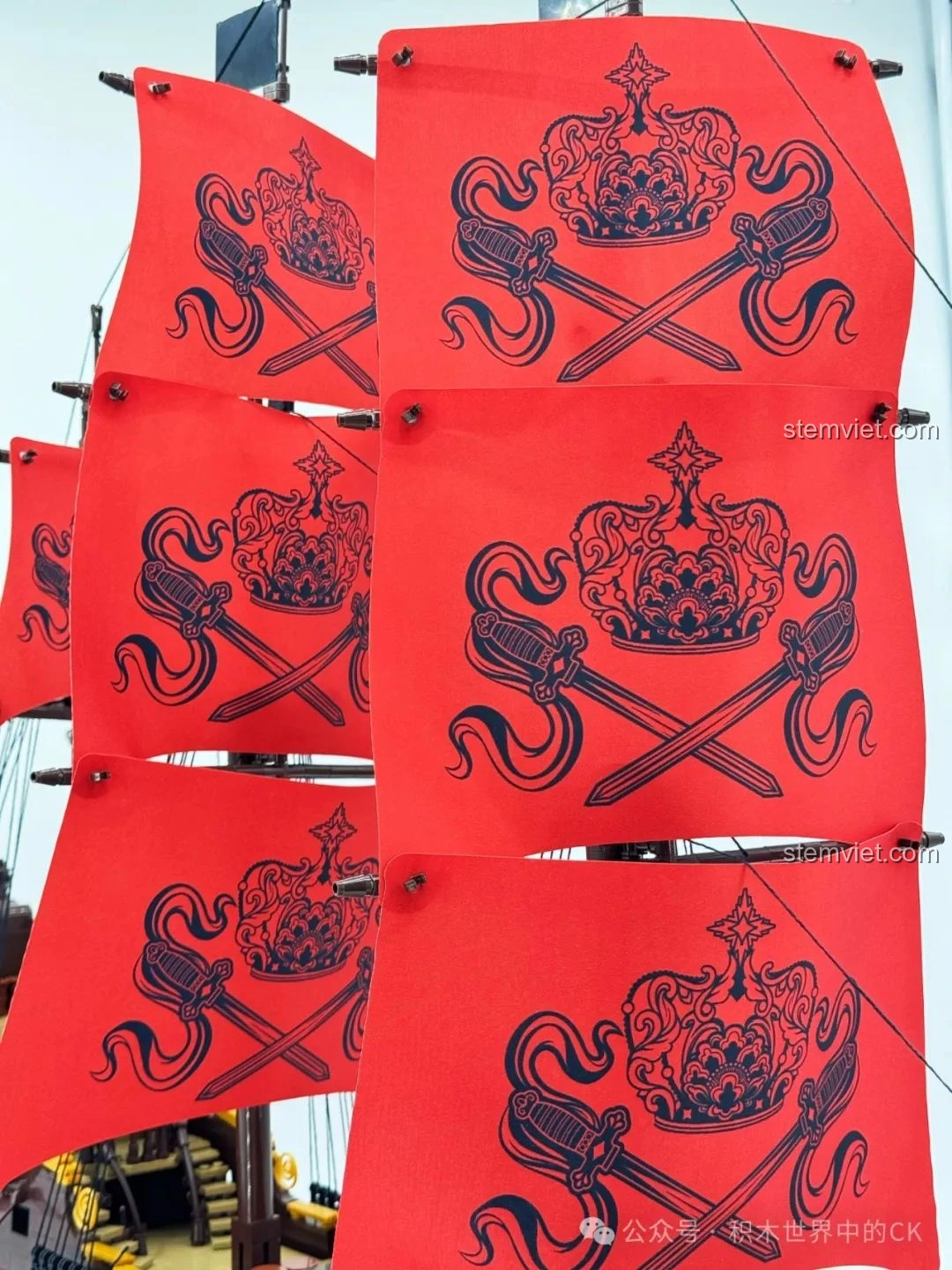 Các minifigure cướp biển trò chuyện trên boong tàu của bộ đồ chơi mô hình Tàu Hải Tặc BAKA.