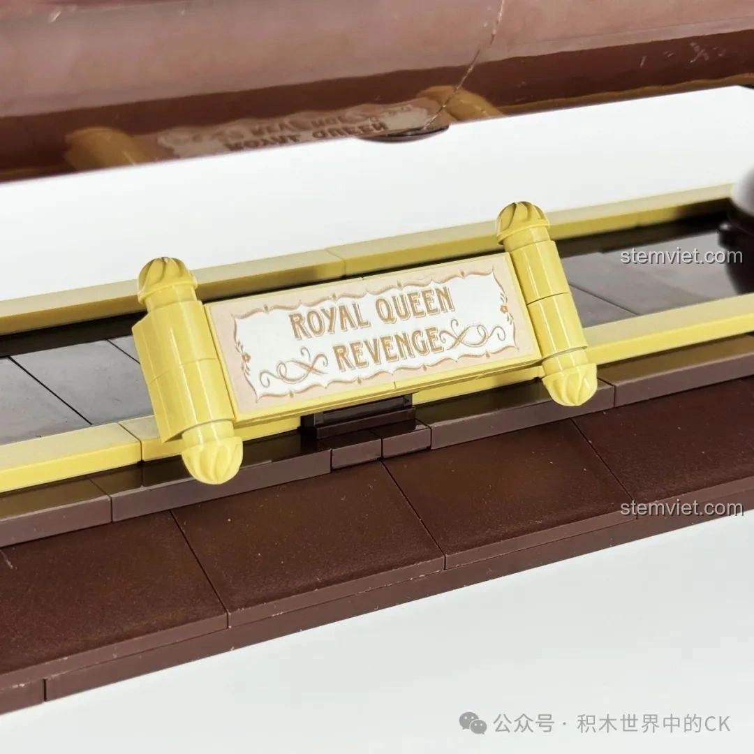 Mỏ neo và chi tiết trang trí bên hông tàu của bộ đồ chơi mô hình Tàu Hải Tặc BAKA, tỉ mỉ.