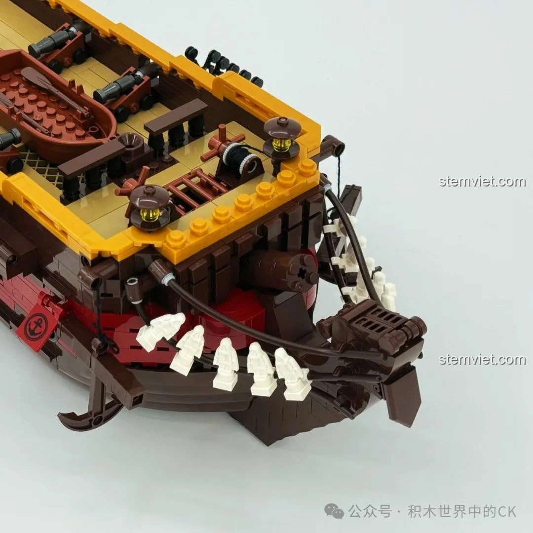 Chi tiết mũi tàu với răng nanh và dây neo của bộ lắp ghép Mô hình Tàu Hải Tặc BAKA33306, chân thực.