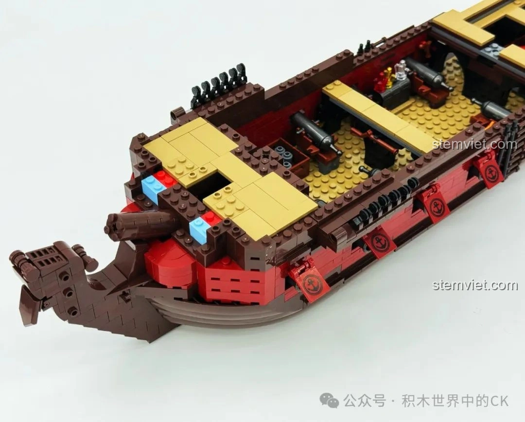 Chi tiết mũi tàu của bộ đồ chơi lắp ghép Mô hình Tàu Hải Tặc BAKA33306, thiết kế độc đáo.