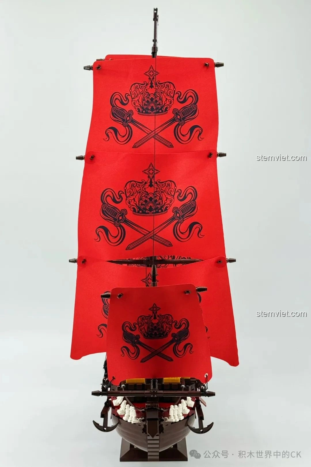 Chi tiết răng nanh ở mũi tàu của bộ đồ chơi xây dựng Tàu Cướp Biển Lớn BAKA 33306, độc đáo.