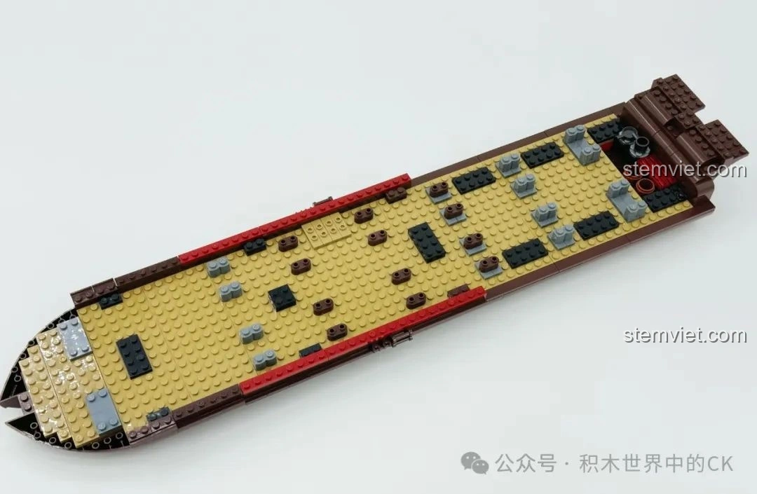 Phần sàn tàu của bộ lắp ghép Mô hình Tàu Hải Tặc 33306 đang được xây dựng, chi tiết tỉ mỉ.