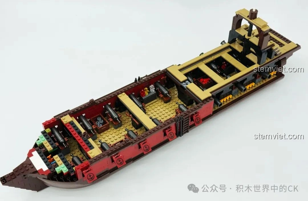 Phần sàn trên của khoang tàu BAKA 33306 Tàu Hải Tặc Nữ Hoàng Anne Báo Thù, thiết kế thông minh.