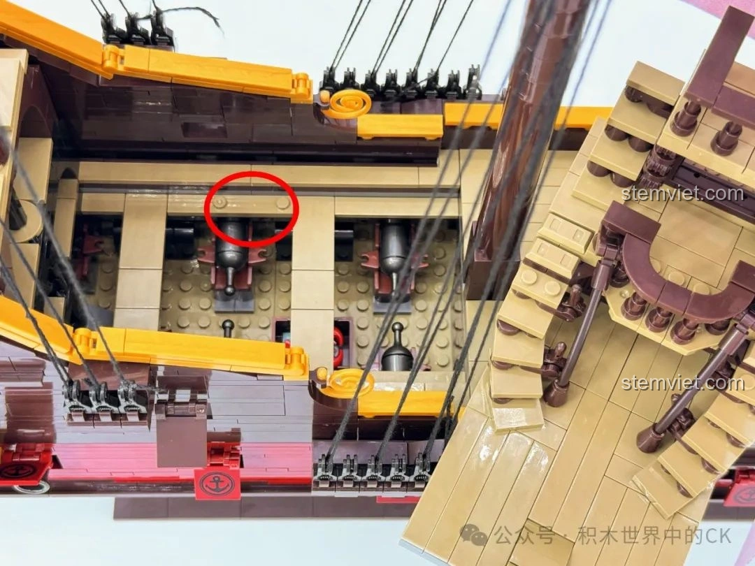 Cận cảnh súng thần công và kho báu với đá quý của bộ đồ chơi xây dựng Tàu Chiến Cướp Biển BAKA 33306.