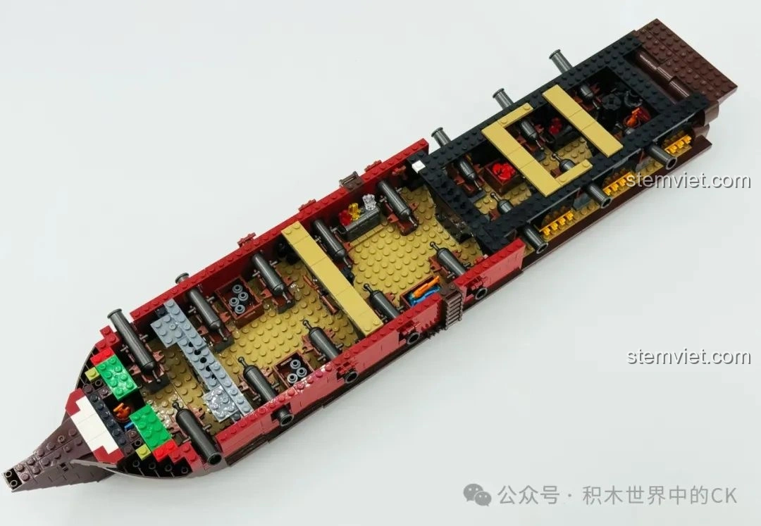 Các khẩu súng thần công được lắp đặt bên trong khoang tàu của bộ xếp hình Tàu Cướp Biển Lớn 33306.