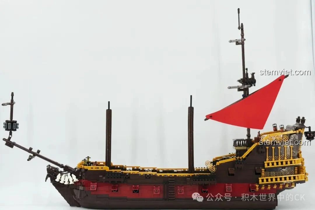 Thân tàu của bộ xếp hình Tàu Cướp Biển Lớn 33306 đã hoàn thiện, sẵn sàng cho cột buồm.