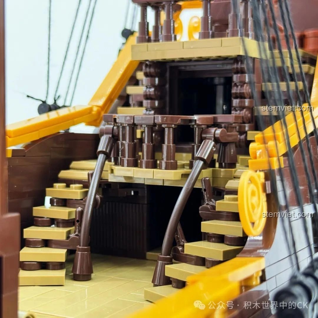 Chi tiết các thanh chắn và đèn lồng trên boong tàu của bộ lắp ghép Mô hình Tàu Hải Tặc BAKA33306.