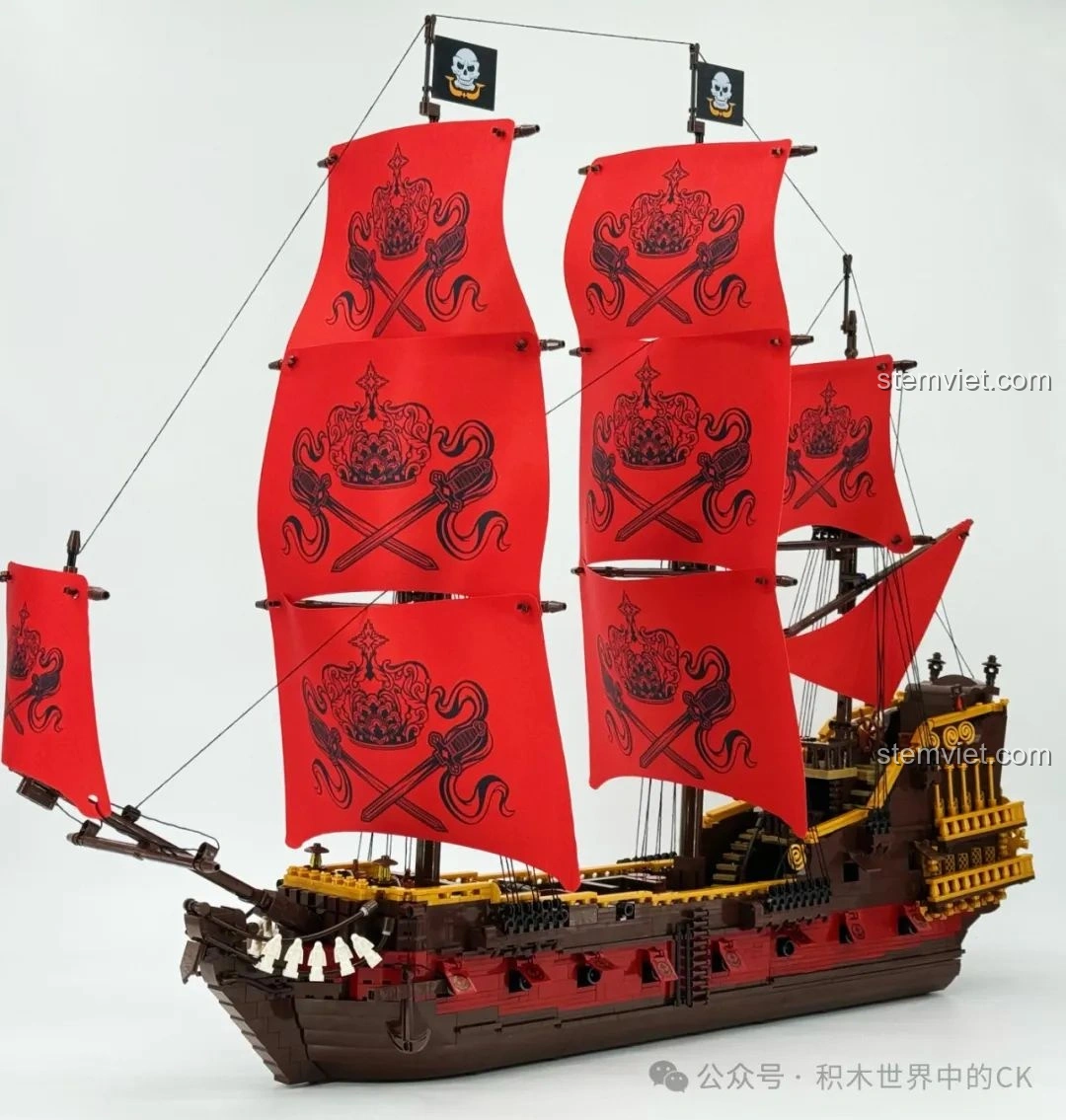 Mô hình Tàu Hải Tặc Nữ Hoàng Anne Báo Thù BAKA 33306 hoàn chỉnh, buồm đỏ rực, ấn tượng.
