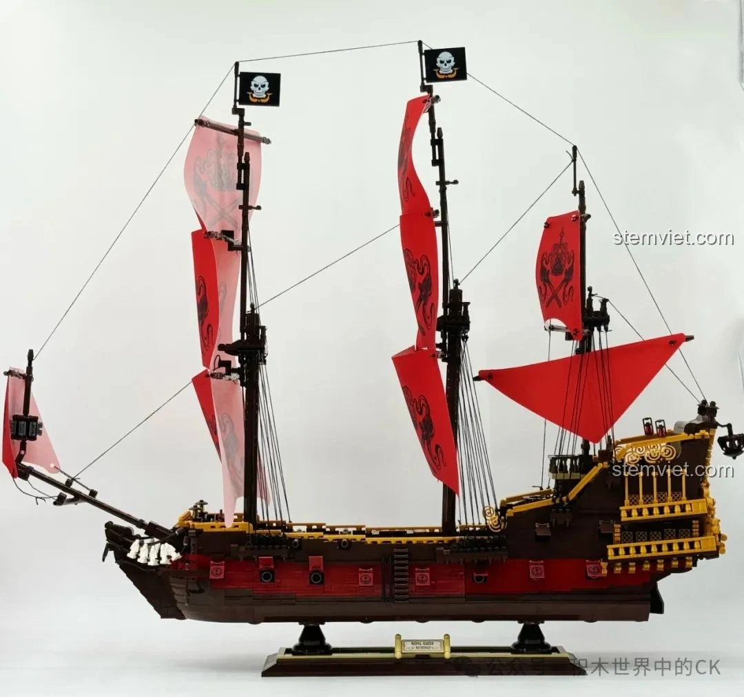 Mô hình Tàu Hải Tặc Nữ Hoàng Anne Báo Thù BAKA 33306 từ góc nghiêng, thể hiện sự cân đối.