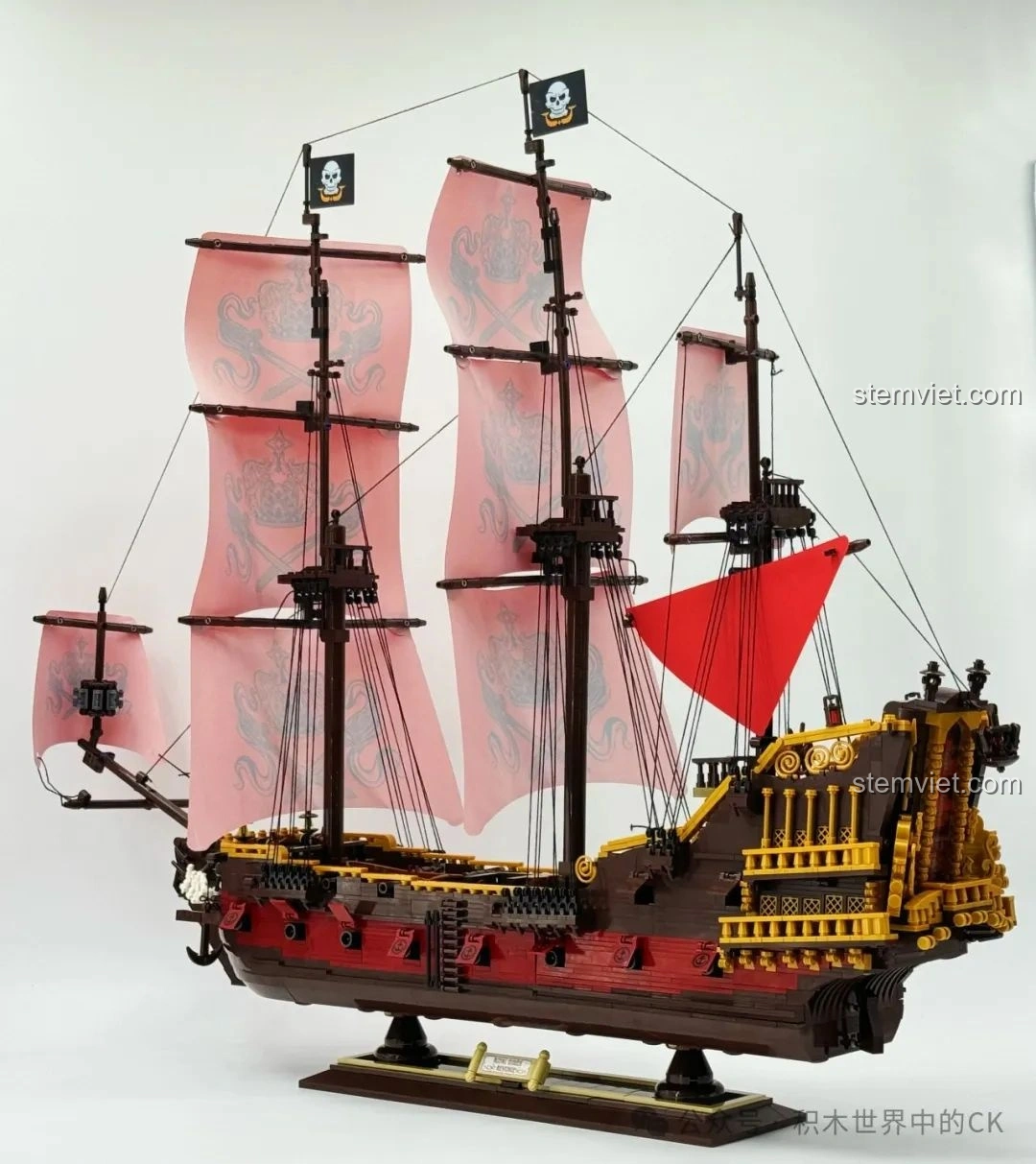 Góc nhìn phía sau của bộ xếp hình Tàu Cướp Biển Lớn 33306, hệ thống dây buồm phức tạp.