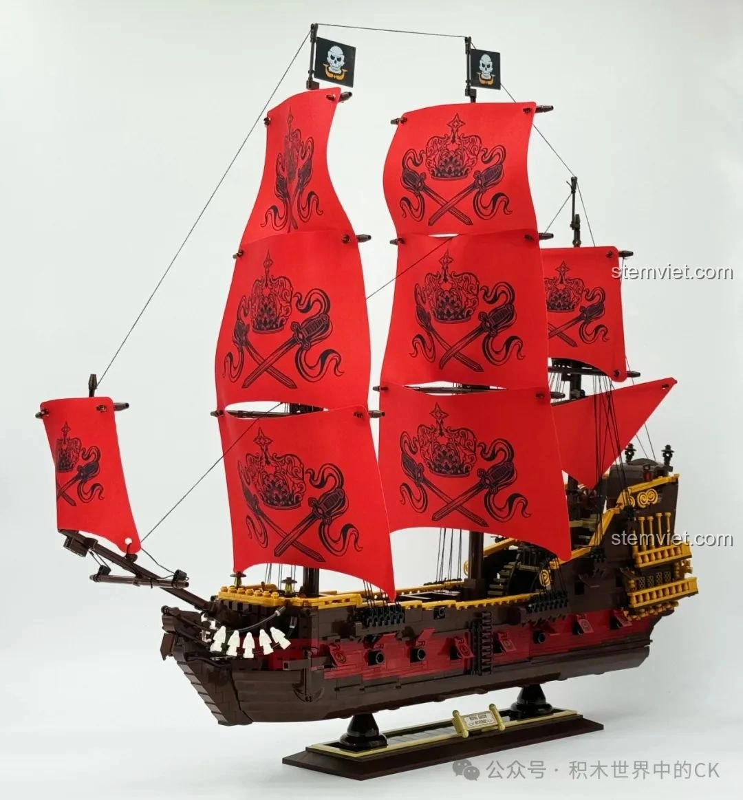 Góc nhìn toàn cảnh của bộ đồ chơi lắp ghép Mô hình Tàu Hải Tặc BAKA33306 đã hoàn thiện, chi tiết.