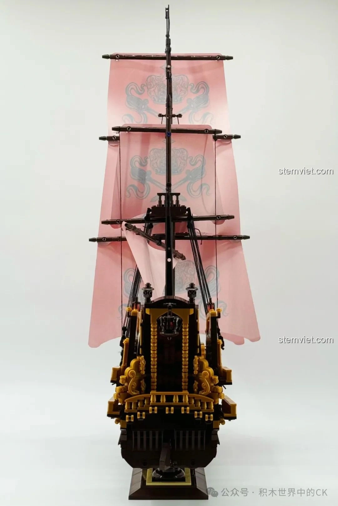 Góc nhìn trực diện từ mũi tàu của bộ đồ chơi xây dựng Tàu Chiến Cướp Biển BAKA 33306, cân đối.